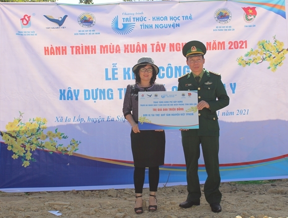 Đại diện Quỹ xã hội từ thiện Tâm Nguyện Việt trao kinh phí xây dựng Trạm xá cho BĐBP Đắk Lắk . Đại diện Quỹ xã hội từ thiện Tâm Nguyện Việt trao kinh phí xây dựng Trạm xá cho BĐBP Đắk Lắk .