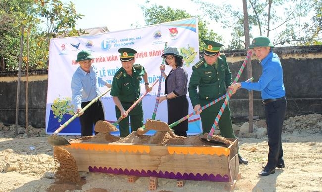 Đại diện các đơn vị tiến hành động thổ khởi công xây dựng trạm xá quân dân y kết hợp. Ảnh: Nguyễn Dân Đại diện các đơn vị tiến hành động thổ khởi công xây dựng trạm xá quân dân y kết hợp. Ảnh: Nguyễn Dân
