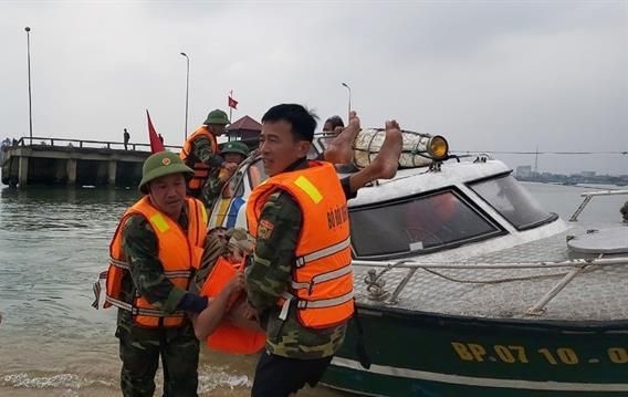 Sáng nay, 3 ngư dân bị nạn trong lúc khai thác hải sản trên biển Nhật Lệ (Quảng Bình) đã được cứu nạn thành công. Sáng nay, 3 ngư dân bị nạn trong lúc khai thác hải sản trên biển Nhật Lệ (Quảng Bình) đã được cứu nạn thành công.