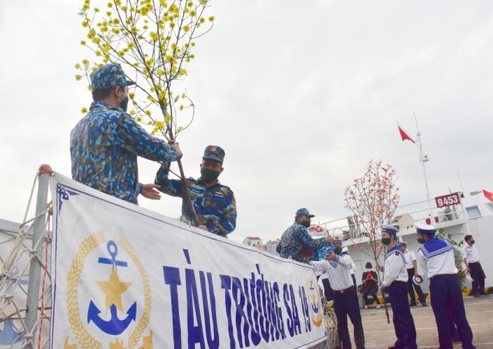 Đưa 50 tấn hàng ra thăm và chúc tết cán bộ, chiến sĩ nhà giàn DK1 và huyện Côn Đảo Đưa 50 tấn hàng ra thăm và chúc tết cán bộ, chiến sĩ nhà giàn DK1 và huyện Côn Đảo