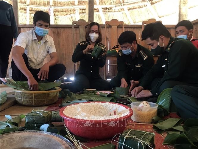 Tặng quà Tết cho bà con nghèo tại 13 xã biên giới Kon Tum Tặng quà Tết cho bà con nghèo tại 13 xã biên giới Kon Tum