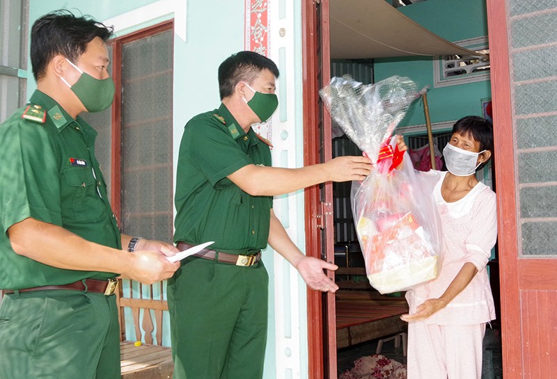 Tặng nhà, tặng học bổng cho người nghèo, dân tộc thiểu số vùng biên giới biển Sóc Trăng Tặng nhà, tặng học bổng cho người nghèo, dân tộc thiểu số vùng biên giới biển Sóc Trăng
