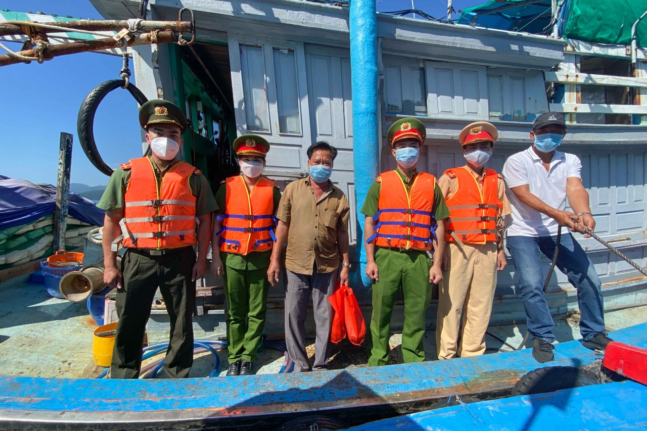 Trao quà Tết cho ngư dân, người dân đảo Vũng Ngán (Khánh Hoà) Trao quà Tết cho ngư dân, người dân đảo Vũng Ngán (Khánh Hoà)