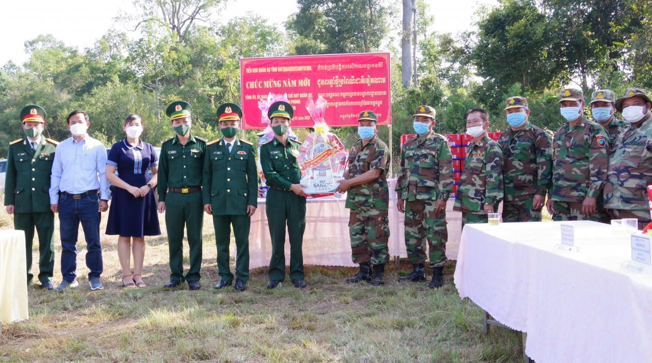 Tiểu khu Quân sự tỉnh Rattanakiri (Campuchia) chúc Tết tỉnh Kon Tum Tiểu khu Quân sự tỉnh Rattanakiri (Campuchia) chúc Tết tỉnh Kon Tum