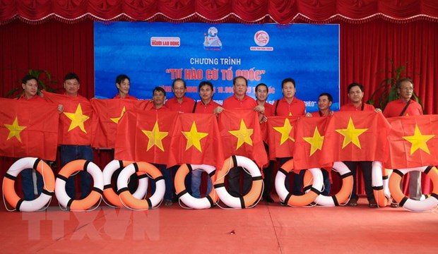 Trao tặng 10 ngàn lá cờ Tổ quốc cho ngư dân Ninh Thuận hình ảnh 1 Trao tang 10 ngan la co To quoc cho ngu dan Ninh Thuan hinh anh 1