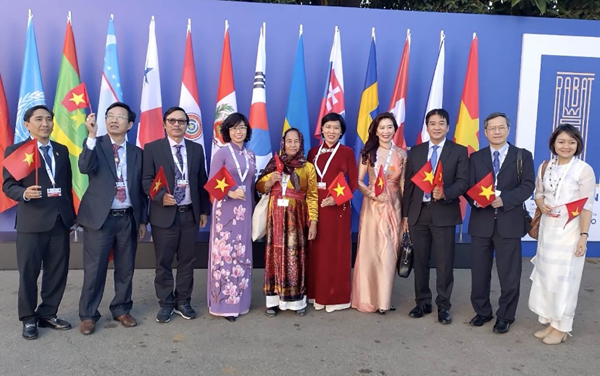 Vụ trưởng Vụ Ngoại giao văn hóa và UNESCO Phạm Vinh Quang cùng đoàn Việt Nam tham dự Kỳ họp lần thứ 17 của Ủy ban liên chính phủ Công ước 2003 về bảo vệ đi sản văn hóa phi vật thể tại Morocco. (Ảnh: NVCC) Vụ trưởng Vụ Ngoại giao văn hóa và UNESCO Phạm Vinh Quang cùng đoàn Việt Nam tham dự Kỳ họp lần thứ 17 của Ủy ban liên chính phủ Công ước 2003 về bảo vệ đi sản văn hóa phi vật thể tại Morocco. (Ảnh: NVCC)