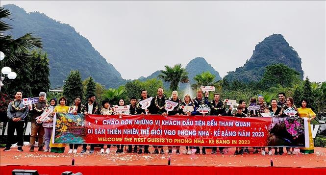 Quảng Bình đón những du khách đầu tiên trong năm 2023 Chú thích ảnh