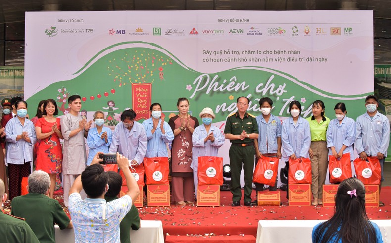 Những phiên chợ nghĩa tình tại các bệnh viện Thành phố Hồ Chí Minh Những phiên chợ nghĩa tình tại các bệnh viện Thành phố Hồ Chí Minh ảnh 2