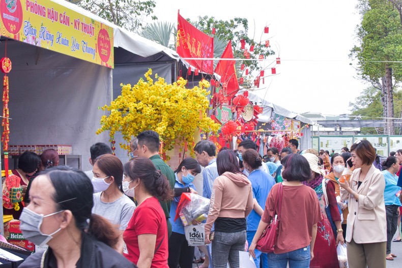Những phiên chợ nghĩa tình tại các bệnh viện Thành phố Hồ Chí Minh Những phiên chợ nghĩa tình tại các bệnh viện Thành phố Hồ Chí Minh ảnh 3
