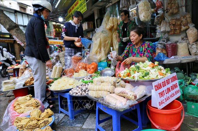 Người dân Thủ đô chuẩn bị đồ cúng ông Công, ông Táo Chú thích ảnh
