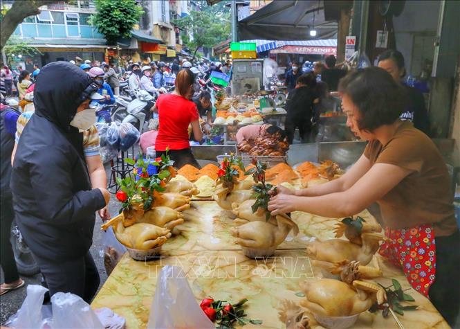 Người dân Thủ đô chuẩn bị đồ cúng ông Công, ông Táo Chú thích ảnh