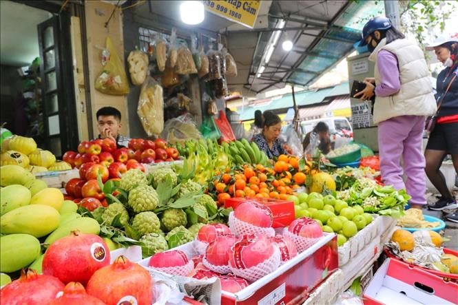 Người dân Thủ đô chuẩn bị đồ cúng ông Công, ông Táo Chú thích ảnh