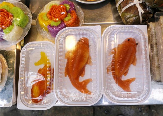 Người dân Thủ đô chuẩn bị đồ cúng ông Công, ông Táo Chú thích ảnh