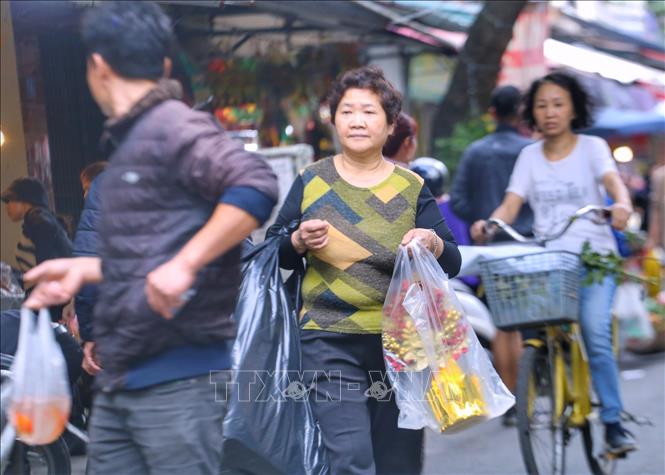 Người dân Thủ đô chuẩn bị đồ cúng ông Công, ông Táo Chú thích ảnh