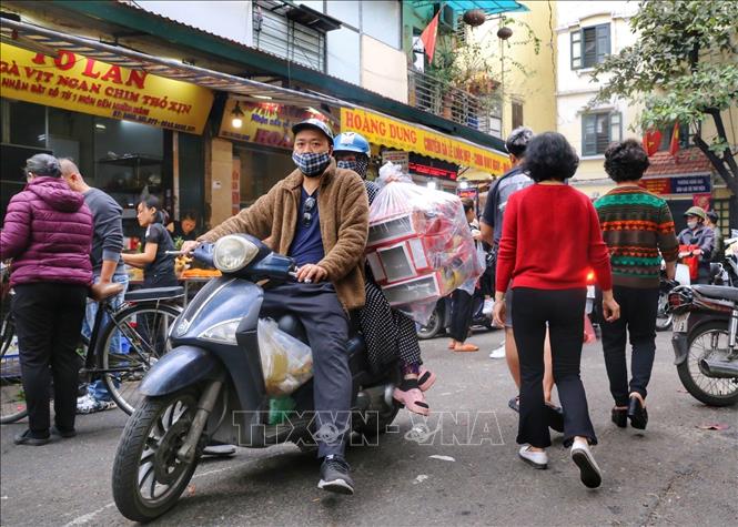 Người dân Thủ đô chuẩn bị đồ cúng ông Công, ông Táo Chú thích ảnh