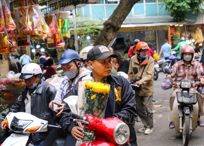 Người dân Thủ đô chuẩn bị đồ cúng ông Công, ông Táo Chú thích ảnh