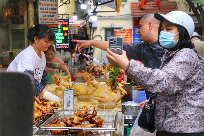 Người dân Thủ đô chuẩn bị đồ cúng ông Công, ông Táo Chú thích ảnh
