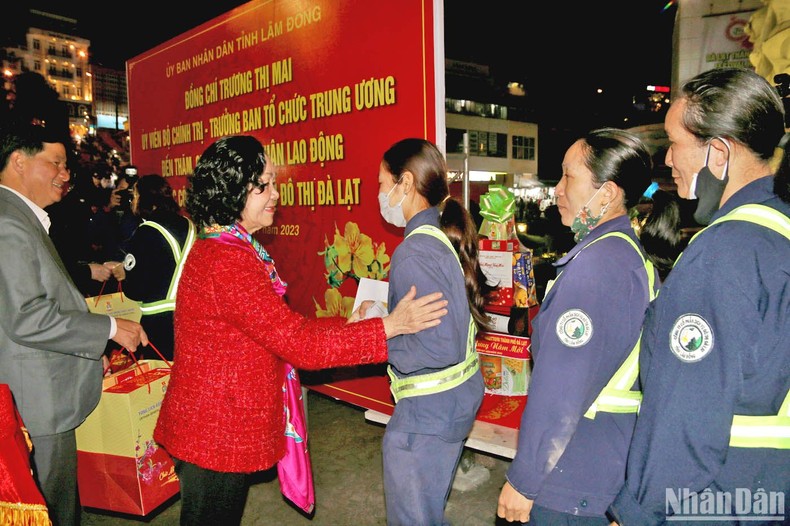 Đồng chí Trương Thị Mai trao quà Tết tặng người lao động trong đêm giao thừa tại Đà Lạt Đồng chí Trương Thị Mai trao quà Tết tặng người lao động trong đêm giao thừa tại Đà Lạt ảnh 1