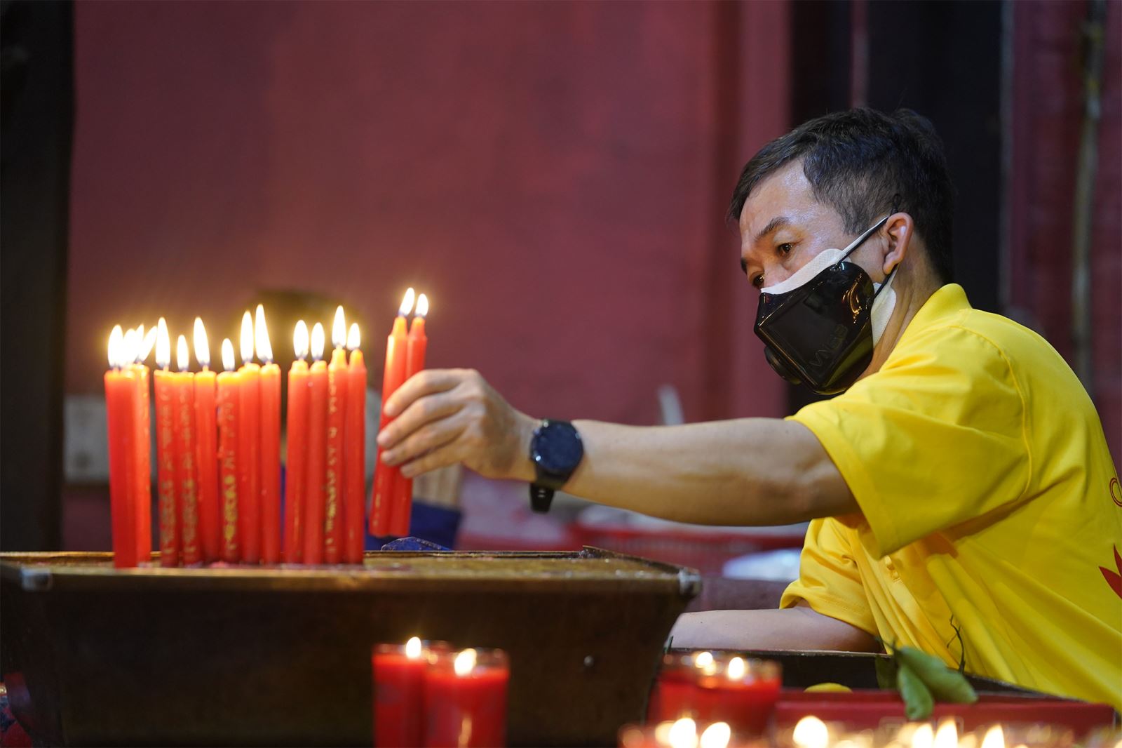 Người dân đi lễ chùa cầu bình an trong ngày mùng 1 Tết Chú thích ảnh