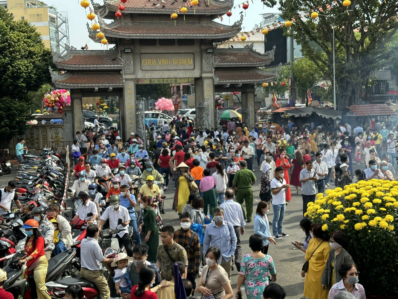 Người dân đi lễ chùa cầu bình an trong ngày mùng 1 Tết Chú thích ảnh
