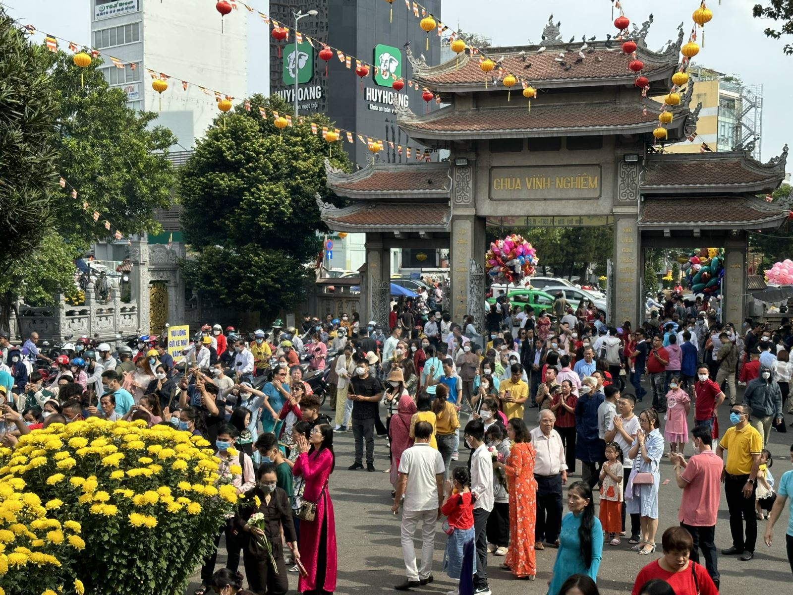 Người dân đi lễ chùa cầu bình an trong ngày mùng 1 Tết Chú thích ảnh