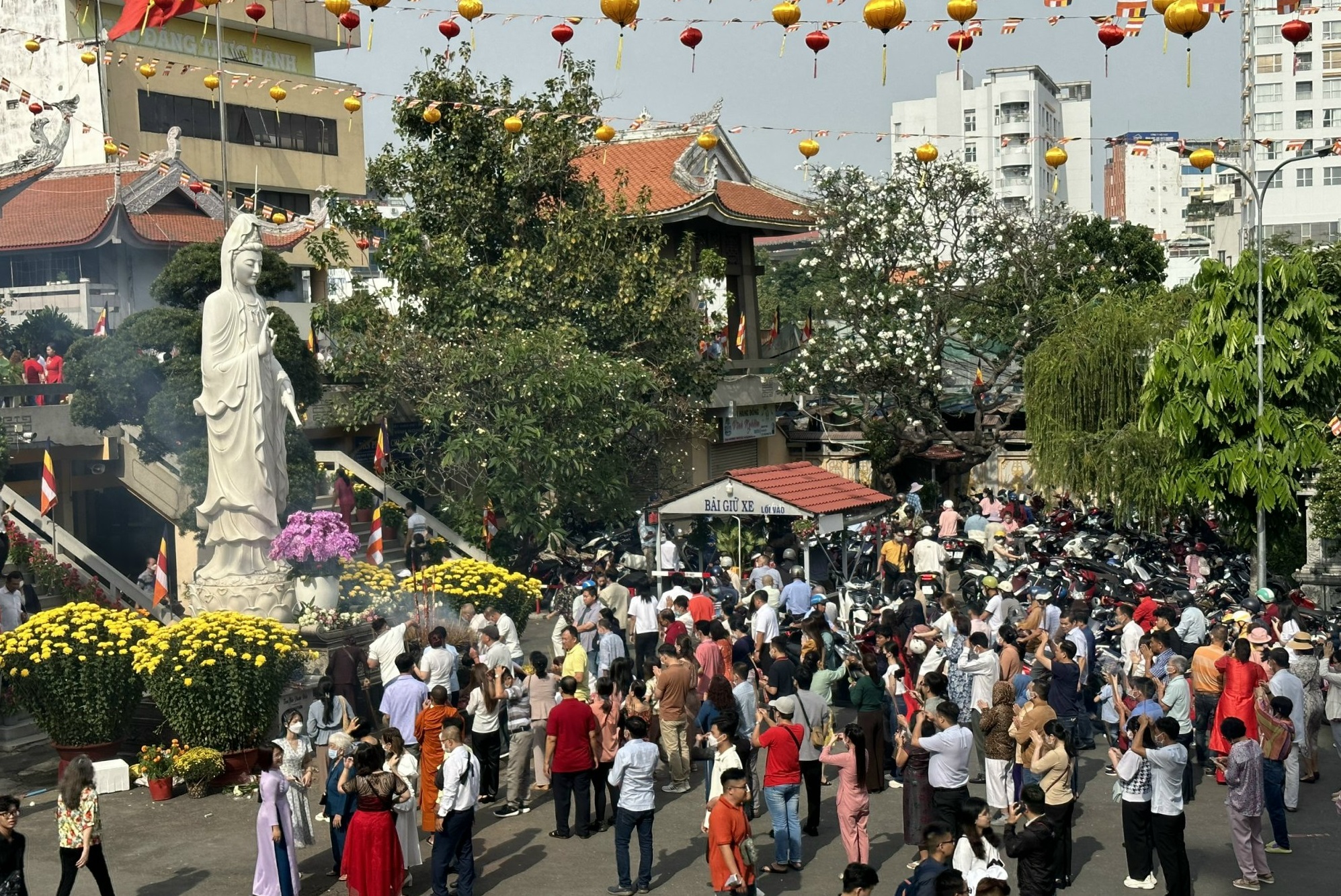 Người dân đi lễ chùa cầu bình an trong ngày mùng 1 Tết Chú thích ảnh