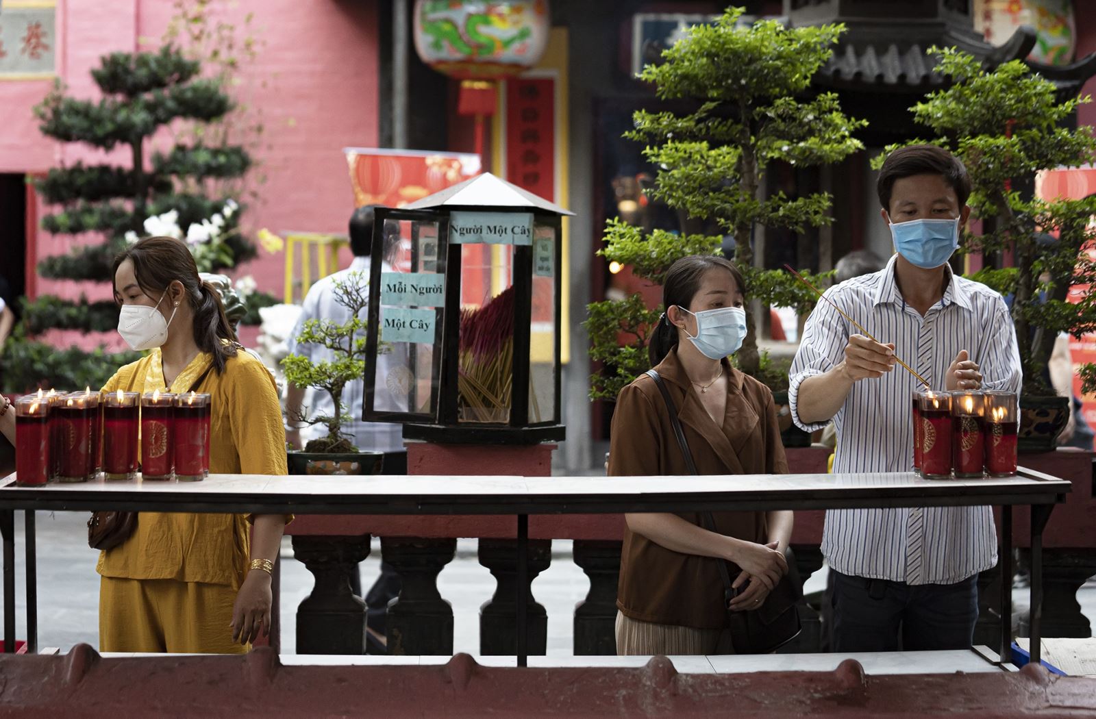 Người dân đi lễ chùa cầu bình an trong ngày mùng 1 Tết Chú thích ảnh