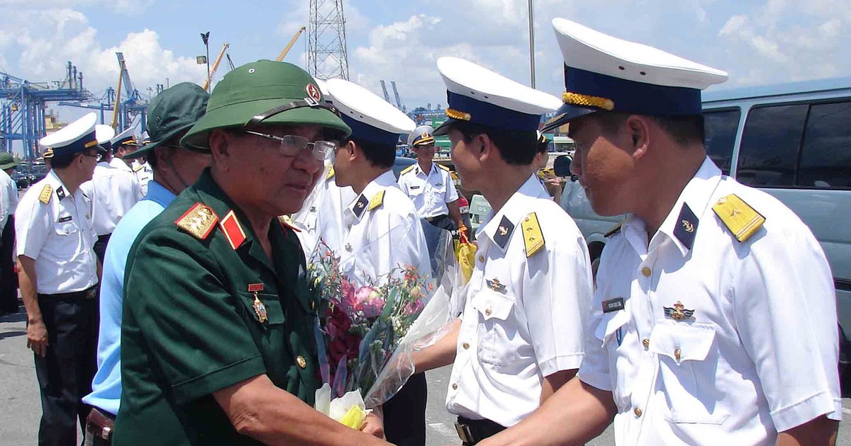 Vị “tướng già” mang quà ra Trường Sa Vị “tướng già” mang quà ra Trường Sa