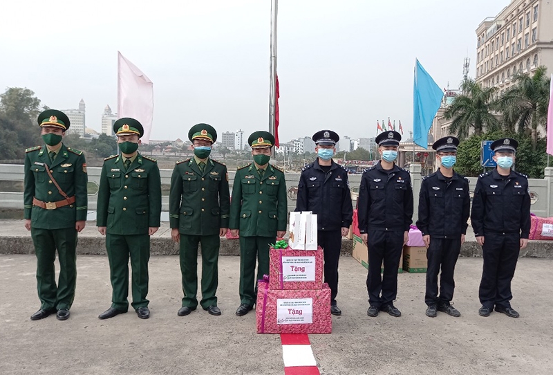 Đại diện Đồn Biên phòng Cửa khẩu Quốc tế Móng Cái đã trao tặng 200 chiếc bánh chưng và 5 thùng cà phê cho các lực lượng chức năng bảo vệ biên giới Trung Quốc. Đại diện Đồn Biên phòng Cửa khẩu Quốc tế Móng Cái đã trao tặng 200 chiếc bánh chưng và 5 thùng cà phê cho các lực lượng chức năng bảo vệ biên giới Trung Quốc.