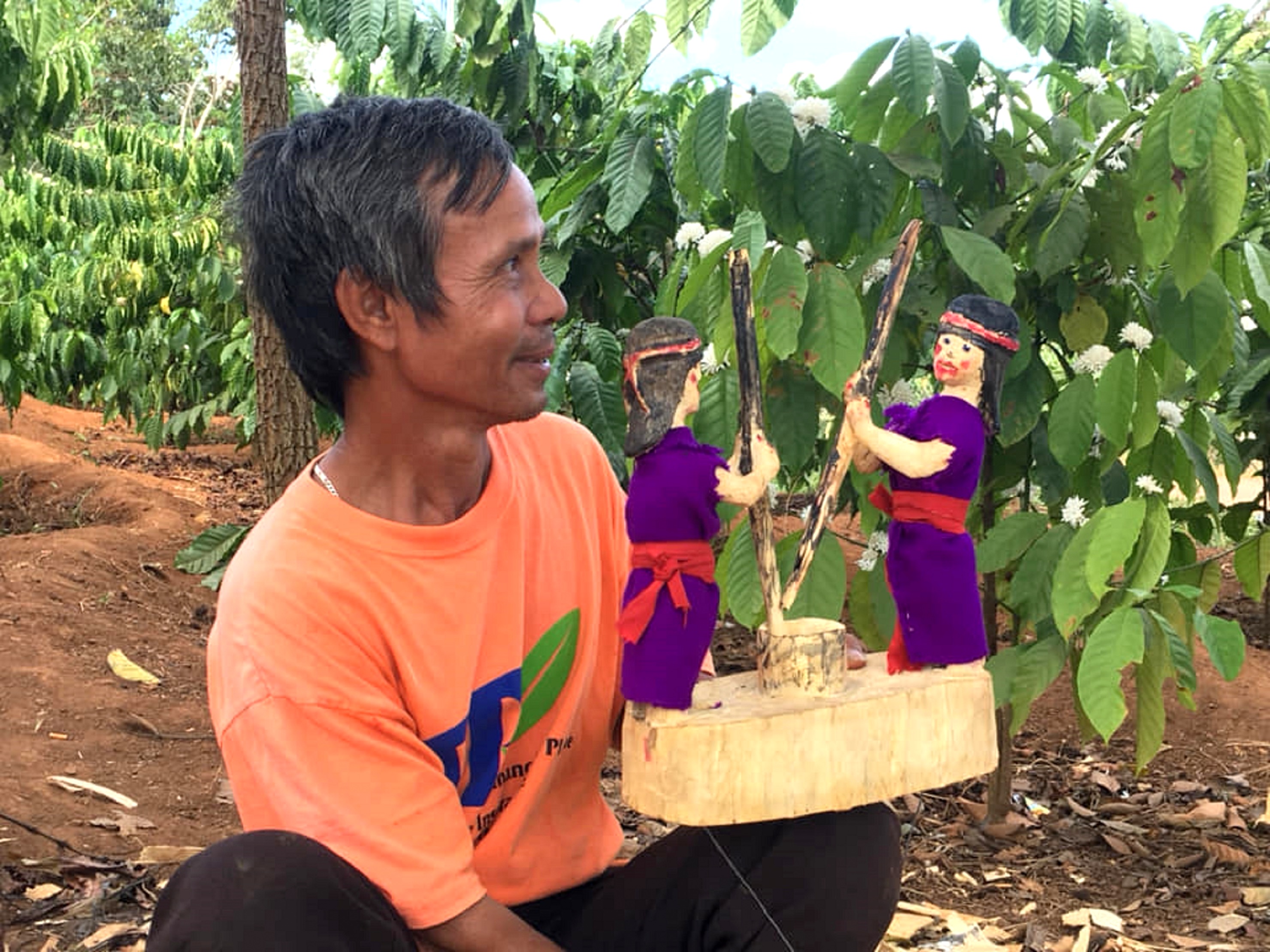 Nghệ nhân A Yưk hoàn thiện những công đoạn cuối và biểu diễn thử một cặp rối gỗ. Nghệ nhân A Yưk hoàn thiện những công đoạn cuối và biểu diễn thử một cặp rối gỗ.