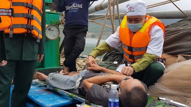Ngư dân trên tàu cá bị cháy kiệt sức, được bác sĩ quân y Đồn Biên phòng Cửa Sót cấp cứu ẢNH TÂN KỲ Ngư dân trên tàu cá bị cháy kiệt sức, được bác sĩ quân y Đồn Biên phòng Cửa Sót cấp cứu ẢNH TÂN KỲ