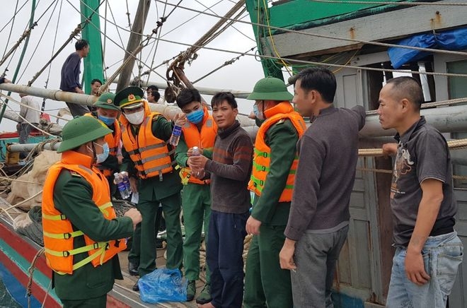 8 ngư dân gặp nạn được lực lượng biên phòng đưa vào bờ an toàn ẢNH TÂN KỲ 8 ngư dân gặp nạn được lực lượng biên phòng đưa vào bờ an toàn ẢNH TÂN KỲ