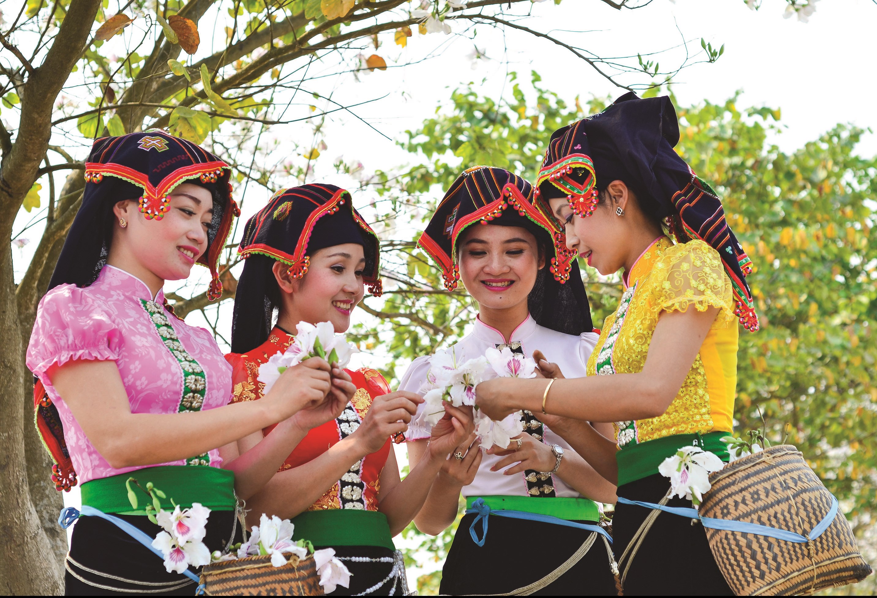 Phụ nữ Thái vẫn lưu giữ được những nét văn hóa trong sinh hoạt hàng ngày. Phụ nữ Thái vẫn lưu giữ được những nét văn hóa trong sinh hoạt hàng ngày.