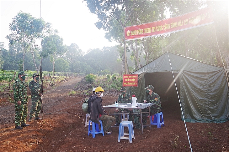 Kiên trì bám chốt, kiểm soát chặt biên giới để ngăn chặn dịch Covid Kiên trì bám chốt, kiểm soát chặt biên giới để ngăn chặn dịch Covid