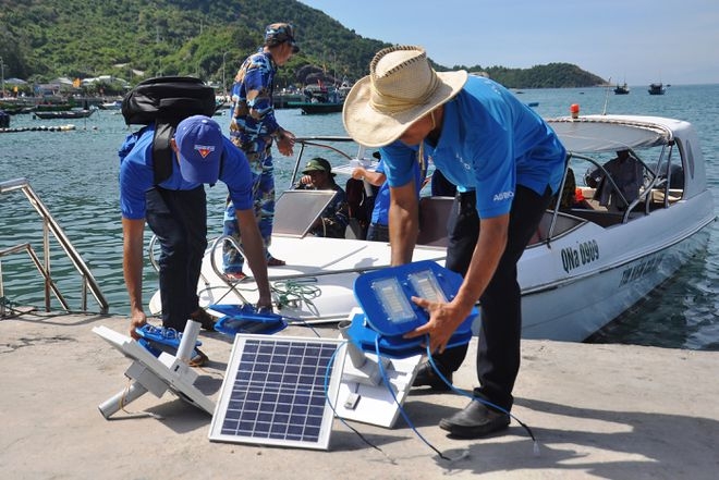 Vận chuyển thiết bị chiếu sáng bằng điện mặt trời ra đảo Cù Lao Chàm ẢNH: MẠNH CƯỜNG Vận chuyển thiết bị chiếu sáng bằng điện mặt trời ra đảo Cù Lao Chàm ẢNH: MẠNH CƯỜNG