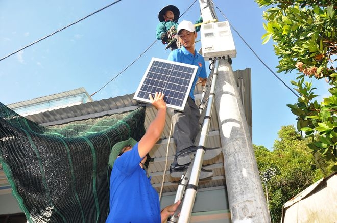 Lắp đặt hệ thống đèn năng lượng mặt trời tại các con đường trên đảo Cù Lao Chàm Lắp đặt hệ thống đèn năng lượng mặt trời tại các con đường trên đảo Cù Lao Chàm