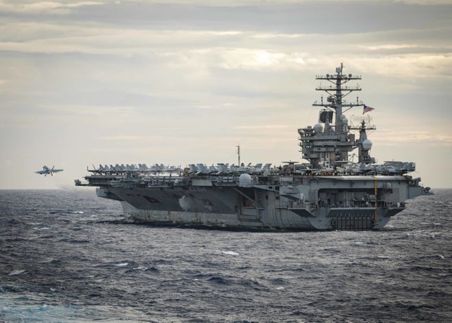 Tàu sân bay Mỹ USS Nimitz trong cuộc tập trận chung với tàu sân bay USS Theodore Roosevelt ở Biển Đông vào ngày 9.2 ẢNH: US NAVY
