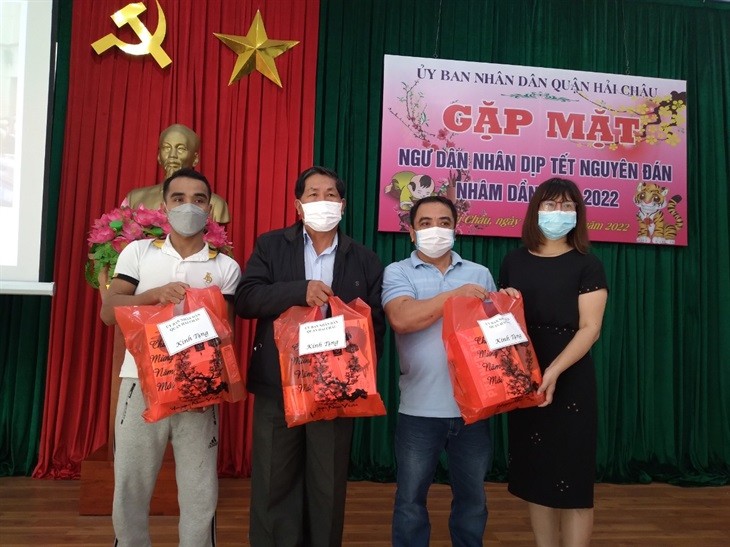 Tặng quà, động viên ngư dân tiếp tục vươn khơi bám biển bảo vệ chủ quyền đất nước Tặng quà, động viên ngư dân tiếp tục vươn khơi bám biển bảo vệ chủ quyền đất nước