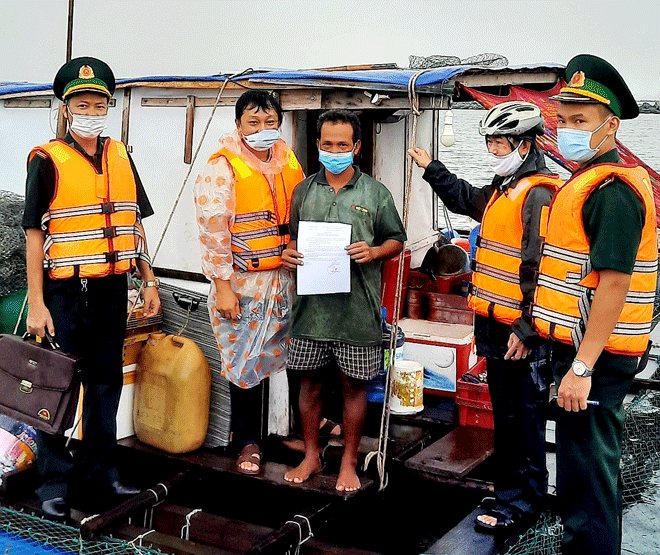 Tặng quà, động viên ngư dân tiếp tục vươn khơi bám biển bảo vệ chủ quyền đất nước Tặng quà, động viên ngư dân tiếp tục vươn khơi bám biển bảo vệ chủ quyền đất nước
