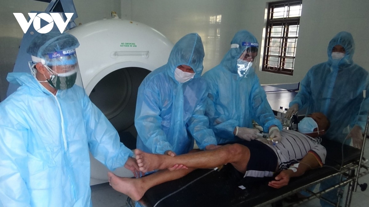 Cấp cứu 2 ngư dân gặp nạn trên vùng biển Trường Sa Cấp cứu 2 ngư dân gặp nạn trên vùng biển Trường Sa