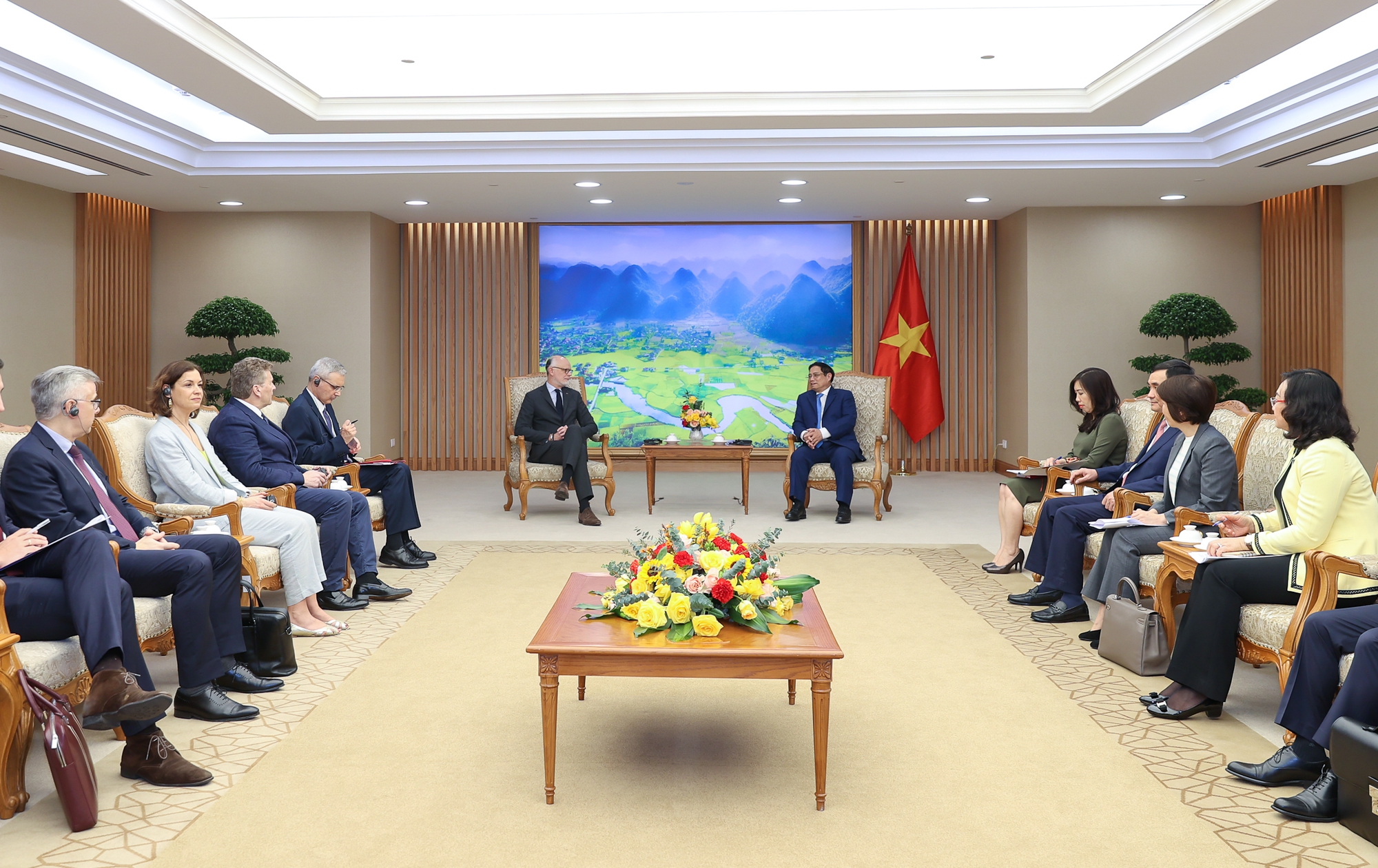 Thủ tướng Phạm Minh Chính tiếp cựu Thủ tướng Pháp Eduord Philippe - Ảnh 2. Thủ tướng Phạm Minh Chính tiếp cựu Thủ tướng Pháp Eduord Philippe - Ảnh 2.