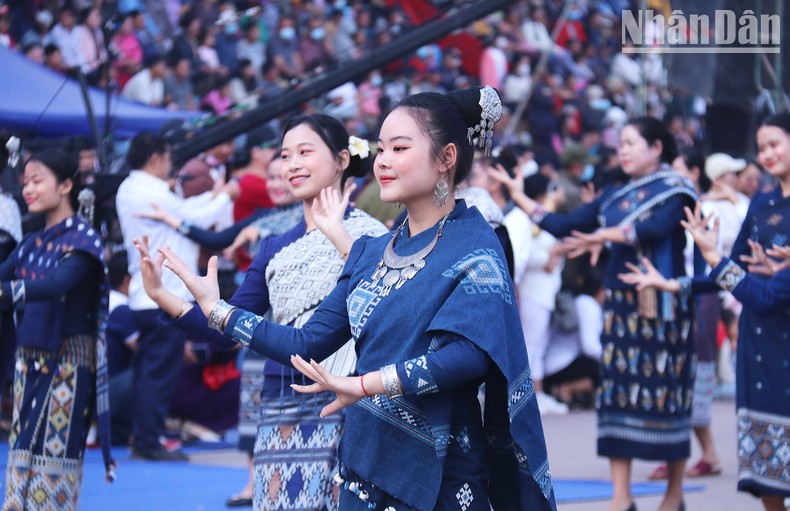 Lễ hội voi Lào năm 2023 thu hút hàng chục nghìn du khách Lễ hội voi Lào năm 2023 thu hút hàng chục nghìn du khách ảnh 3