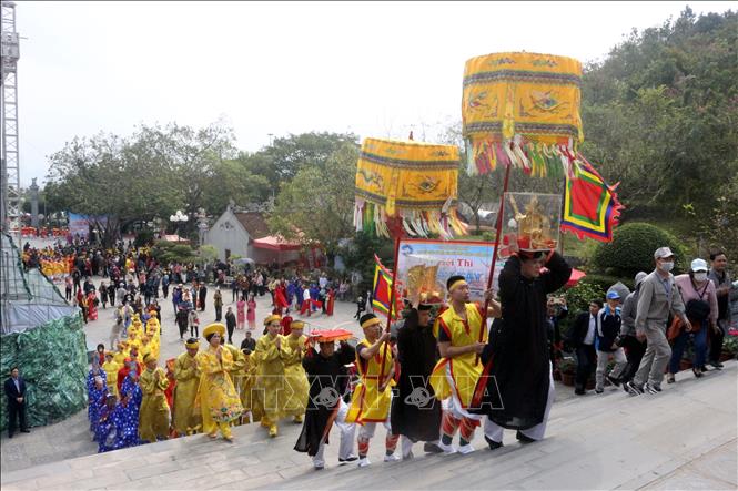 Lễ hội đền Cửa Ông Chú thích ảnh