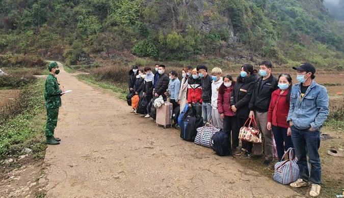 Cán bộ Đồn Biên phòng Quang Long tiến hành lấy lời khai của 16 công dân nhập cảnh trái phép từ Trung Quốc vào Việt Nam. Ảnh: Nguyễn Tuân Cán bộ Đồn Biên phòng Quang Long tiến hành lấy lời khai của 16 công dân nhập cảnh trái phép từ Trung Quốc vào Việt Nam. Ảnh: Nguyễn Tuân