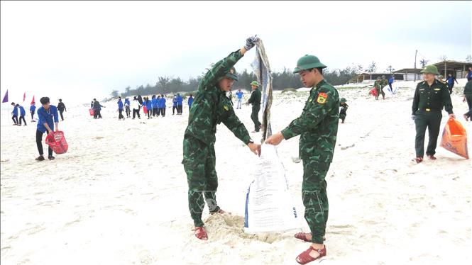 Lan tỏa phong trào làm sạch biển, bảo vệ môi trường tại Quảng Bình Chú thích ảnh