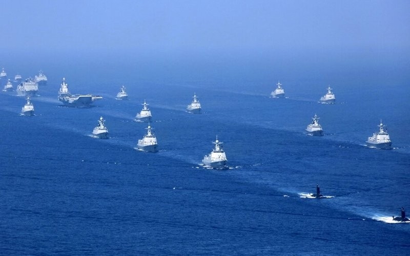 Một tàu sân bay cùng các tàu khu trục nhỏ và tàu ngầm của hải quân Trung Quốc ở Biển Đông hồi năm 2020. (Nguồn: AP) Một tàu sân bay cùng các tàu khu trục nhỏ và tàu ngầm của hải quân Trung Quốc ở Biển Đông hồi năm 2020. (Nguồn: AP)