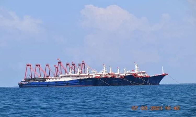 Tàu quân sự Trung Quốc neo đậu tại rạn san hô Whitsun ở Biển Đông hôm 7/3. Ảnh: Reuters. Tàu quân sự Trung Quốc neo đậu tại rạn san hô Whitsun ở Biển Đông hôm 7/3. Ảnh: Reuters.