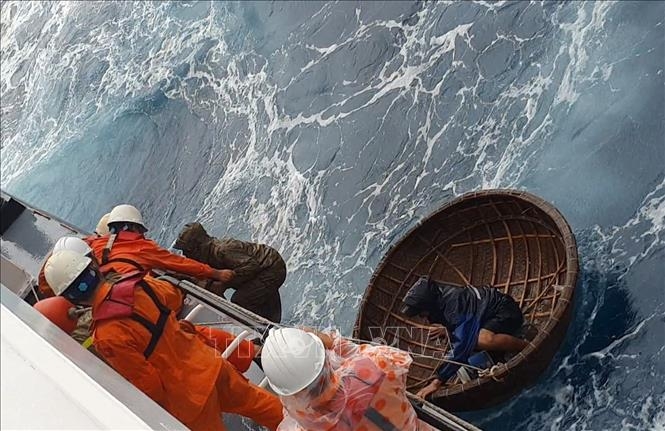 Hai thuyền viên được tìm thấy trên biển và được cứu lên tàu SAR 412. Ảnh: TTXVN phát Hai thuyền viên được tìm thấy trên biển và được cứu lên tàu SAR 412. Ảnh: TTXVN phát