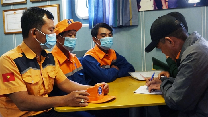 Bàn giao thuyền viên gặp nạn cho BĐBP Đà Nẵng và các cơ quan chức năng. Ảnh: Hồng Pha Bàn giao thuyền viên gặp nạn cho BĐBP Đà Nẵng và các cơ quan chức năng. Ảnh: Hồng Pha