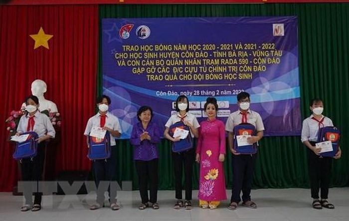 Trao 60 suất học bổng cho học sinh vượt khó học giỏi tại Côn Đảo Trao 60 suất học bổng cho học sinh vượt khó học giỏi tại Côn Đảo